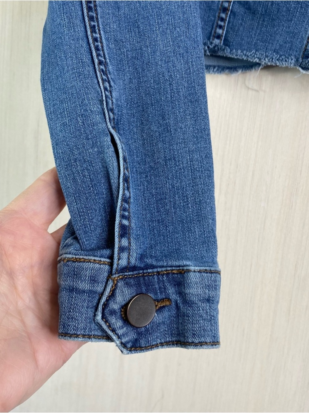 Kut from the Kloth Women’s Kara Cropped Blue Denim Jacket Frayed Raw Hem Small - Picture 4 of 6